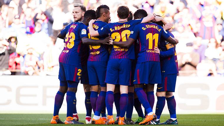 El FC Barcelona, celebrando la victoria contra el Athletic en el Camp Nou