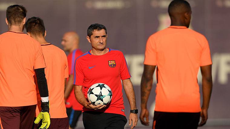 Ernesto Valverde y la plantilla del FC Barcelona, durante un entrenamiento