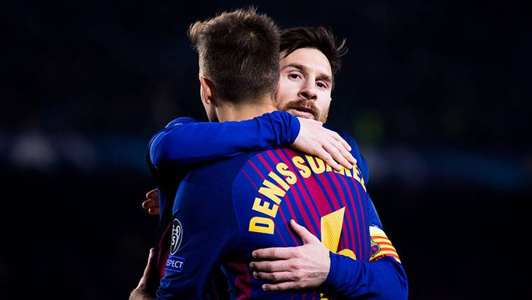 Denis Suárez, abrazándose con Messi en la celebración de un gol