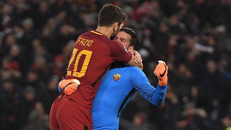 Alisson, celebrando con Fazio el pase de la Roma contra el Shakhtar