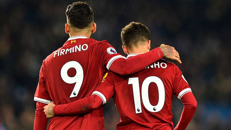 Philippe Coutinho, celebrando con Firmino un gol del Liverpool