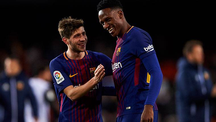 Yerry Mina, bromeando con Sergi Roberto al término de un partido
