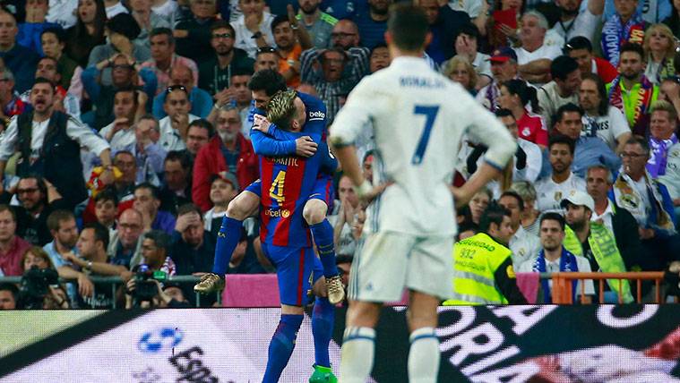 Leo Messi e Ivan Rakitic celebran un gol del FC Barcelona en un Clásico