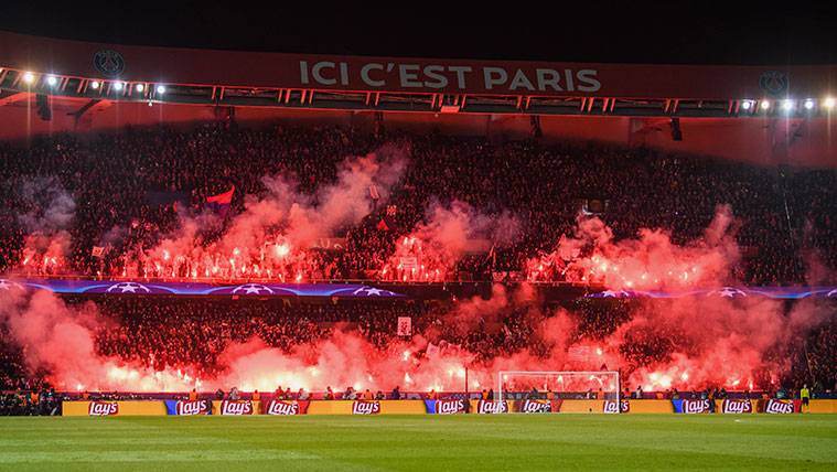 The Park of the Princes filled  of flares against the Real Madrid