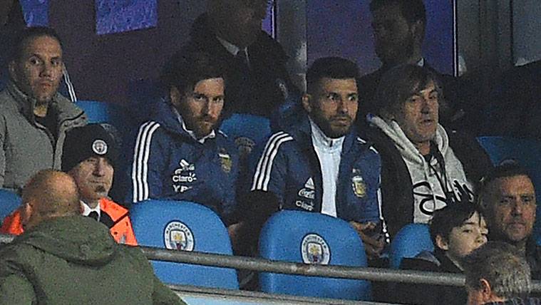 Leo Messi, junto a Sergio Agüero en la grada del Etihad Stadium