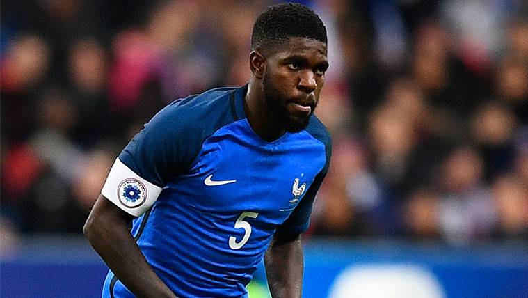 Samuel Umtiti in a party with the French selection