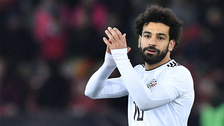 Mohamed Salah aplaude tras una acción del amistoso entre Portugal y Egipto