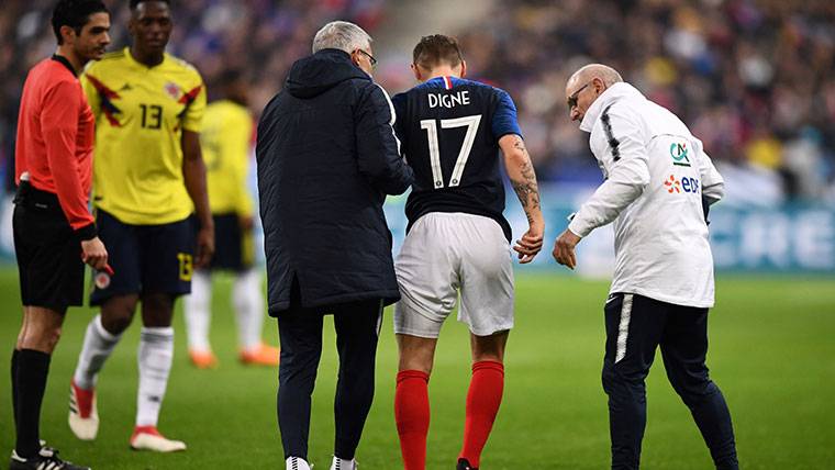 Lucas Digne, marchándose lesionado con la selección de Francia