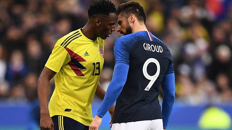 Yerry Mina, encarándose with Giroud during the France-Colombia