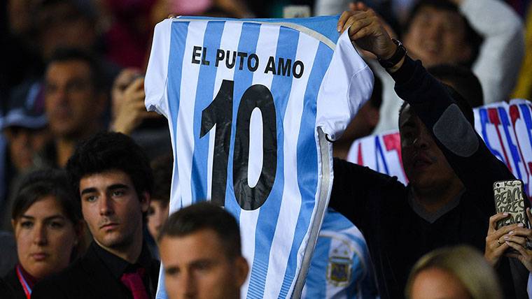 Un aficionado, mostrando una original camiseta de Leo Messi con Argentina
