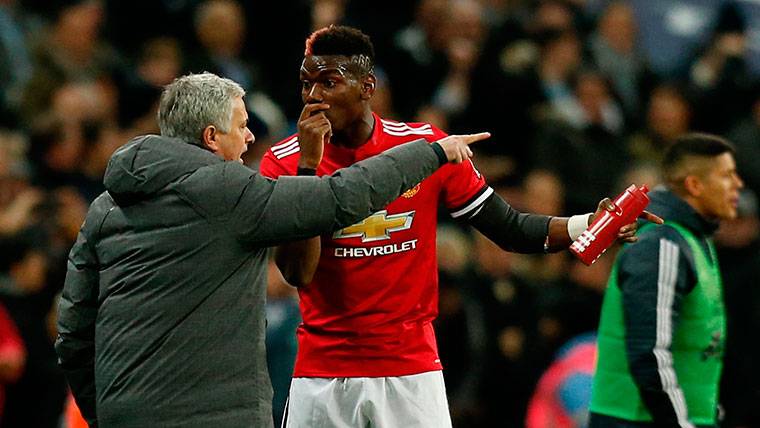 Paul Pogba, hablando con José Mourinho durante un partido