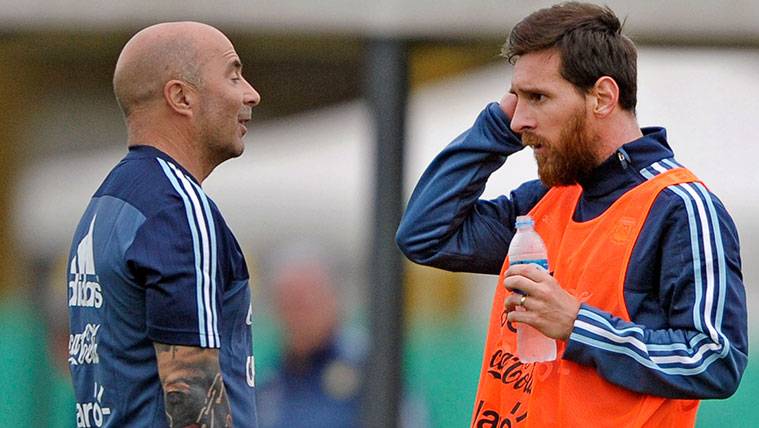 Jorge Sampaoli y Leo Messi charlan durante un entrenamiento