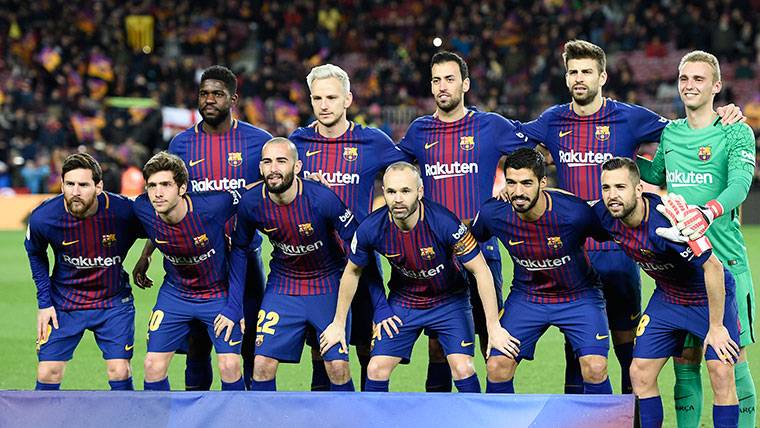 The eleven of the FC Barcelona during a party of this season