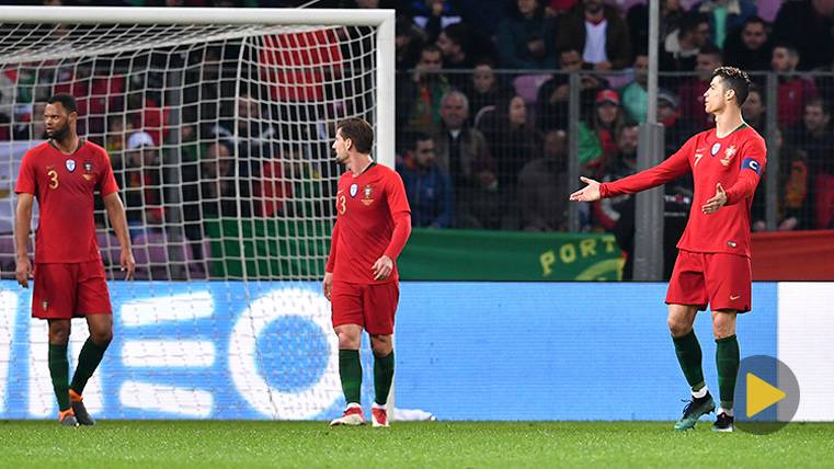 Cristiano Ronaldo protesta al colegiado tras una acción del Portugal-Holanda