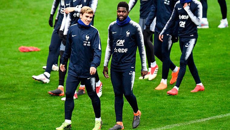 Samuel Umtiti y Antoine Griezmann en un entrenamiento con la selección