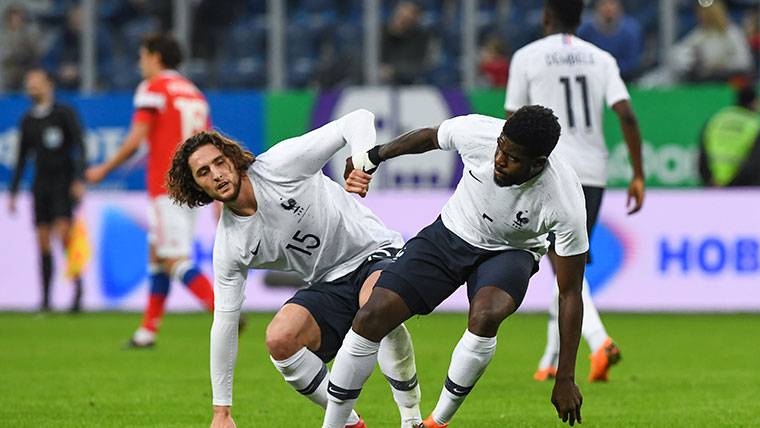 Samuel Umtiti, helping to Rabiot to raise  against Russia