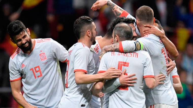 The Spanish selection, celebrating one of the goals against Argentina