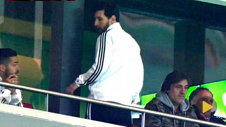 Leo Messi, levantándose del palco al ver la goleada a Argentina