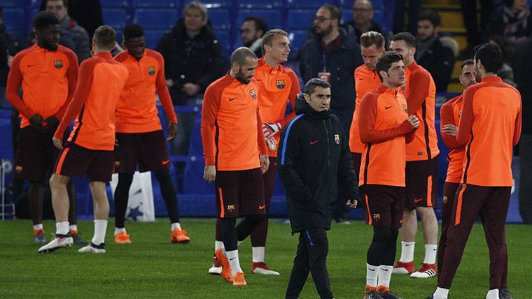 Ernesto Valverde y los jugadores del FC Barcelona, durante un entreno