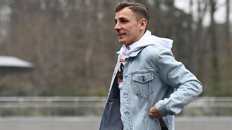 Lucas Digne, vestido de calle durante una entrevista