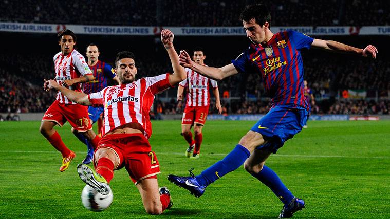 Alberto Botía intenta cortar un centro de Isaac Cuenca