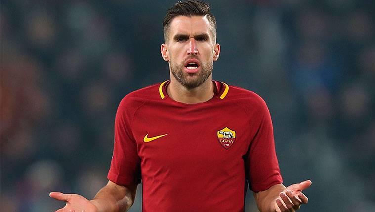 Kevin Strootman en un partido con la Roma