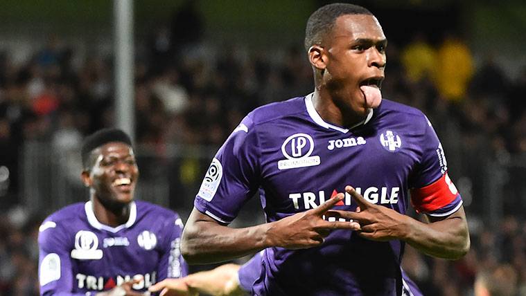 Issa Diop celebra un gol con el Toulouse
