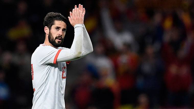 Isco aplaude tras marcar un gol con la selección española