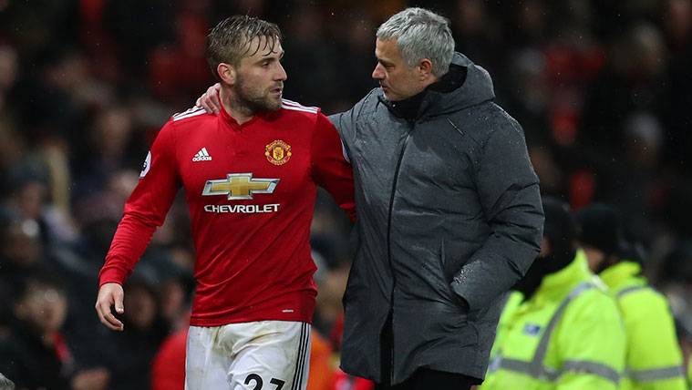 Luke Shaw y José Mourinho durante un partido del Manchester United