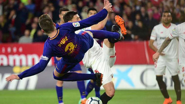 Gerard Piqué, intentando un remate acrobático contra el Sevilla