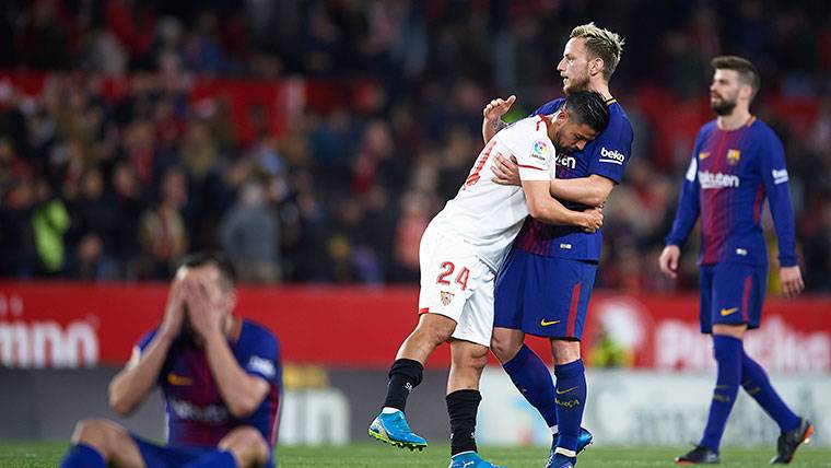 Ivan Rakitic, embracing with Banega in an image of the Seville-Barça