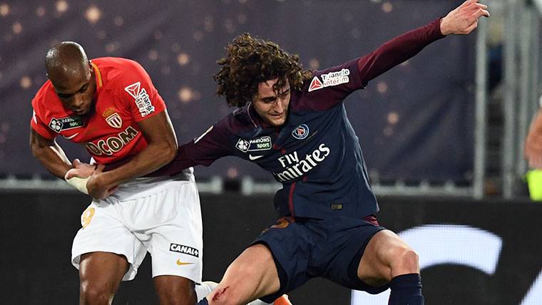 Adrien Rabiot, pugnando by a balloon with a player of the PSG