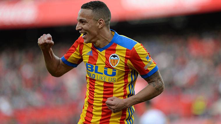 Rodrigo Moreno celebra un gol con el Valencia