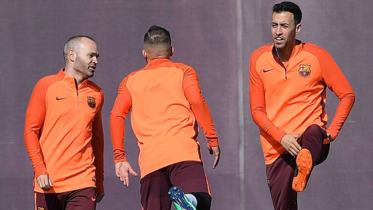 Busquets, Iniesta y Jordi Alba, entrenando con el FC Barcelona
