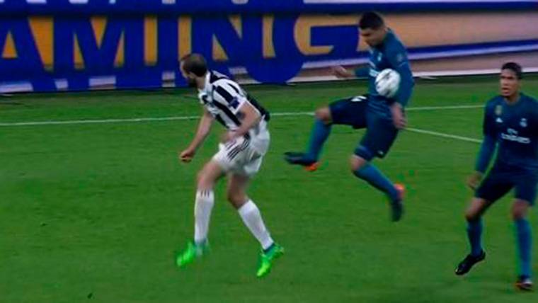 Casemiro, refusing a balloon with the arm in the interior of the area