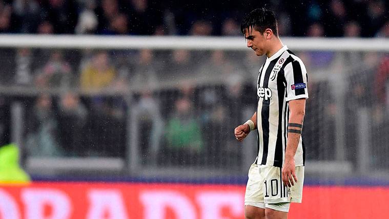 Paulo Dybala leaves  of the terrain of game after being expelled