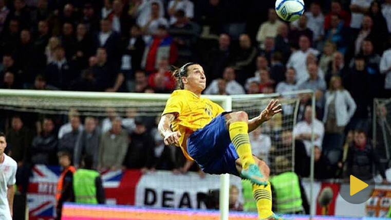 Zlatan Ibrahimovic marcando un gol de chilena con la selección de Suecia