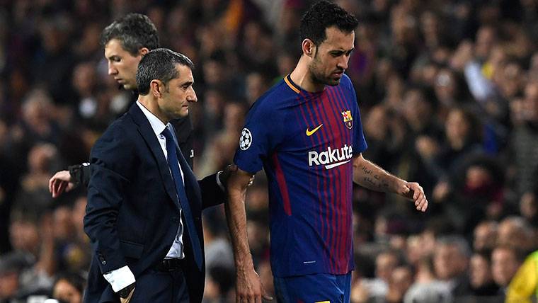 Sergio Busquets, conversing with Ernesto Valverde after the change