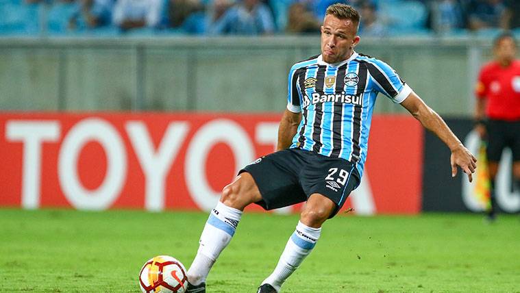 Arthur en un partido con el Gremio de Porto Alegre