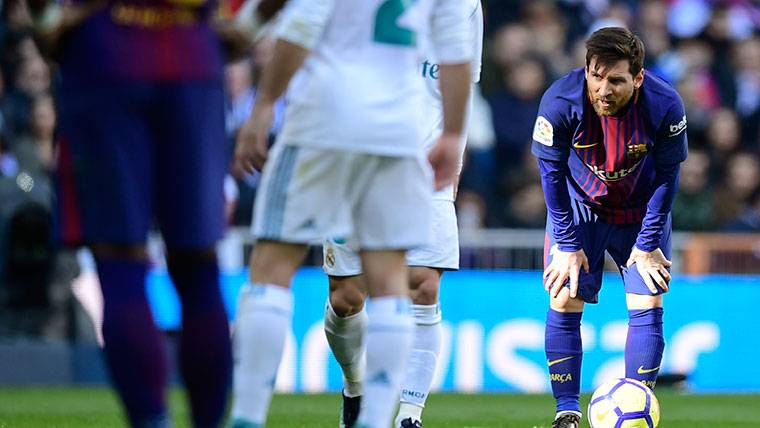 Leo Messi, a punto de lanzar una falta contra el Real Madrid