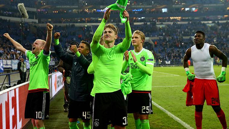 Los jugadores del Ajax celebran un triunfo en la Europa League