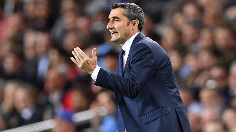 Ernesto Valverde, dando instrucciones desde el banquillo del Barça