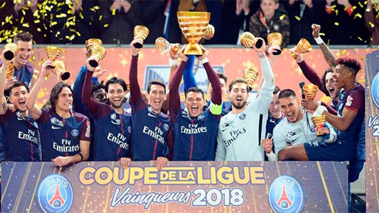 El Paris Saint-Germain, levantando el título de la Copa de la Liga