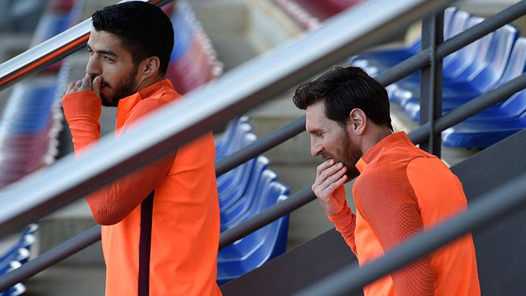 Leo Messi and Luis Suárez, going out to train with the FC Barcelona