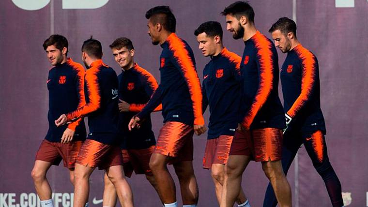 The players of the FC Barcelona, during a session of training