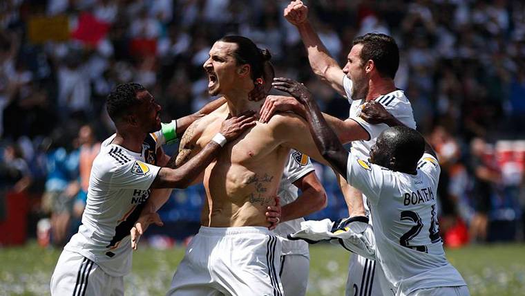 Ibrahimovic, celebrating a golazo marked with Los Angeles Galaxy