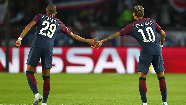 Kylian Mbappé y Neymar celebran un gol de Paris Saint-Germain