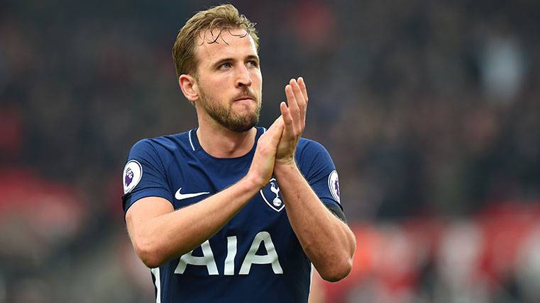 Harry kane applauds to the fans in a party of the Tottenham