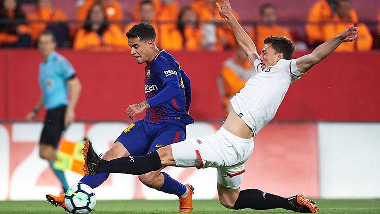 Philippe Coutinho and Clément Lenglet pugnan by a balloon