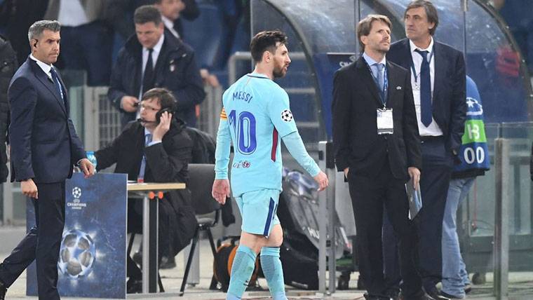 Leo Messi, marchándose a los vestuarios tras la eliminación del Barça